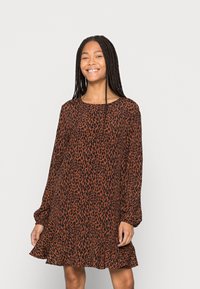 Vestido castanho com padrão de leopardo, mangas longas, ajuste descontraído, bainha plissada, tecido leve, decote redondo, apresentando um padrão de leopardo preto.