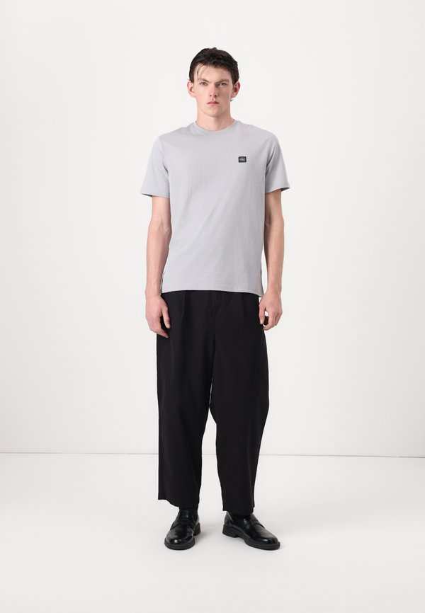 BADGE CLASSIC TEE - Basic T-shirt - formal gray2