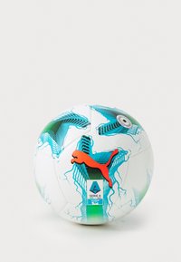 Puma fodbold, hvid med grønne og blå bølgemønstre, har et fremtrædende rødt logo, sølv ventil og et grønt Serie A mærke.