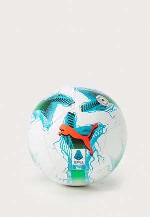 Puma jalkapallo, valkoinen vihreillä ja sinisillä aalto-kuvioilla, jossa on näkyvä punainen logo, hopea venttiili ja vihreä Serie A -merkki.