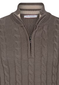 Grijze gebreide trui met een kwart-rits halslijn, kabelbreipatroon en gestreepte binnenkraag. Merkenlabel leest 'FELIX HARDY.'