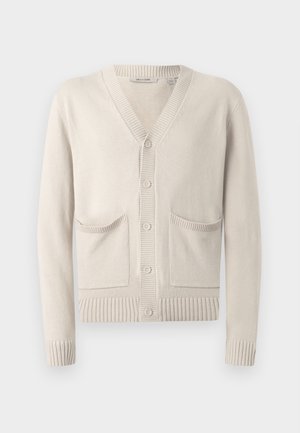 Cardigan a maglia di un beige chiaro con scollo a V, chiusura con bottoni, orli a costine e due tasche frontali. Texture morbida e vestibilità rilassata.