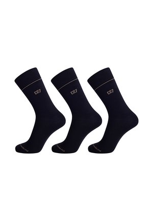 Trzy pary czarnych skarpet sportowych z logo "CR7" u góry i napisem "CRISTIANO RONALDO" na palcach.