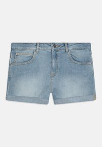 Shorts de mezclilla azul claro con puños doblados, que cuentan con dos bolsillos frontales, cierre de botón y cremallera, y áreas desgastadas para darle textura.