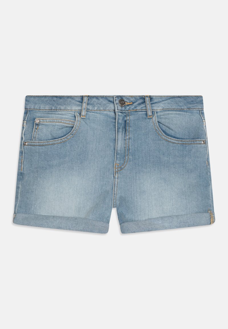Shorts de mezclilla azul claro con puños doblados, que cuentan con dos bolsillos frontales, cierre de botón y cremallera, y áreas desgastadas para darle textura.