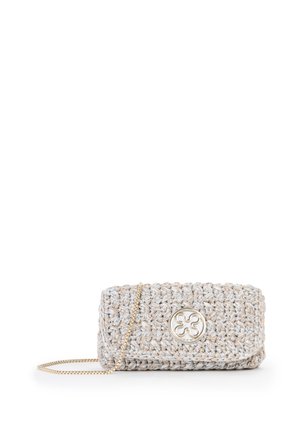 Piccola clutch rettangolare beige intrecciata con tracolla a catena dorata ed emblema circolare dorato sulla patta anteriore.