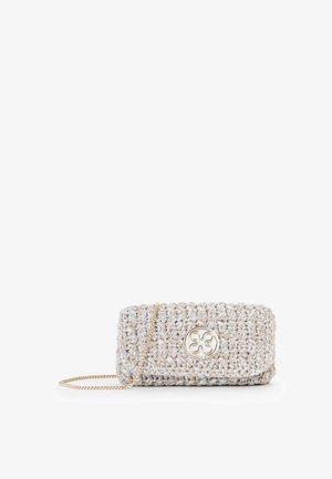 Piccola clutch rettangolare beige intrecciata con tracolla a catena dorata ed emblema circolare dorato sulla patta anteriore.
