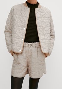 comma casual identity Bomberjacks - sand