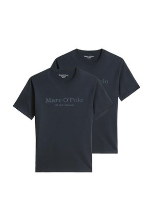 Due T-shirt nere in cotone a maniche corte con collo rotondo, con scritto "Marc O'Polo Est. in Stockholm" sul davanti.