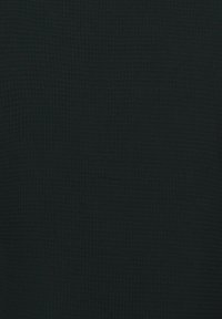 Zwart textuurstof met een subtiel ruitpatroon, lichtgewicht en glad aanvoelend, geschikt voor verschillende kledingtoepassingen.