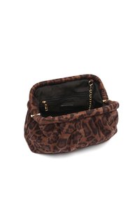 Smeđa torba s leopard uzorkom izrađena od mekog materijala, s crnim unutrašnjim dijelom koji ima džep s patentnim zatvaračem i zlatnim lančanim detaljem. Blago opuštenog oblika.