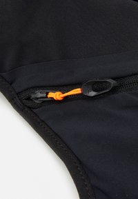 Tessuto nero con una texture liscia, dotato di una cerniera con un tirante arancione. Accentuato da una protezione nera per la cerniera e cuciture.