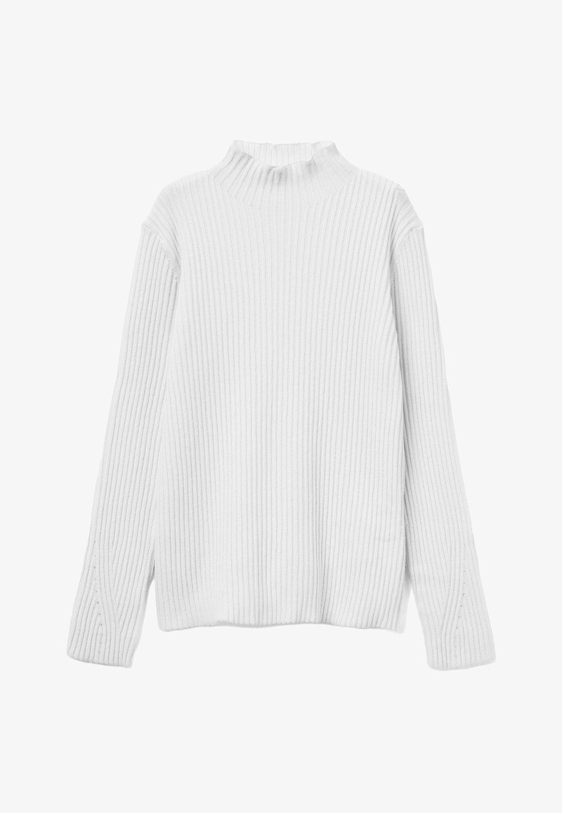 Suéter blanco de cuello alto con relieve, de manga larga y corte relajado. Presenta un tejido texturizado y un sutil detalle lateral cerca de los puños.