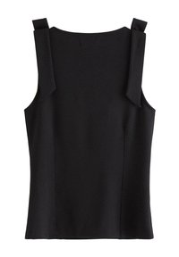 Sort ærmeløs top med brede stropper, en flad halsudskæring og en glat tekstur. Ryggen er enkel uden ekstra pynt.