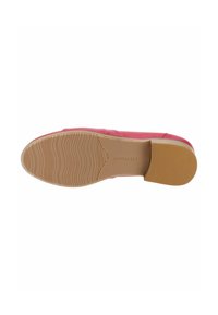 Scarpa flat rosa con una toma sintetica testurizzata e una suola in gomma flessibile dotata di un battistrada a motivo per una migliore aderenza. Il nome del modello è visibile.