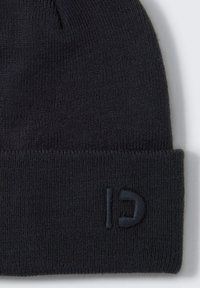 Donker marineblauwe gebreide beanie met een omgeslagen rand, voorzien van een subtiel reliëflogo aan de voorkant. Zachte textuur en aansluitend ontwerp.