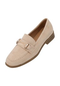 Mocassini beige in suede con texture liscia, dettaglio decorativo a fibbia, cuciture alla mocassino e tacco in gomma marrone basso.