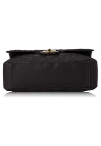 Borsa a mano in pelle nera con un design trapuntato e hardware dorato. Forma piatta con una finitura liscia e strutturata e chiusura a gancio.