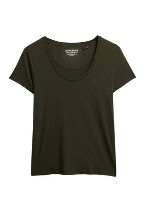 Oliwkowy t-shirt z krótkim rękawem i okrągłym dekoltem, wykonany z miękkiego materiału. Na przodzie, na lewej piersi, znajduje się małe logo.