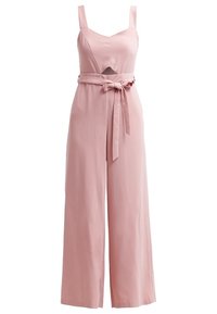 Combinaison rose avec un corsage ajusté, détails découpés et jambes larges. Comprend des bretelles ajustables et une ceinture en tissu assorti à la taille.