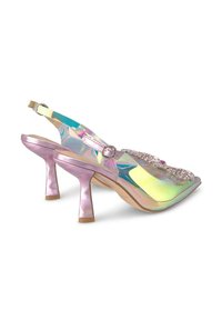 Zapatos de tacón tipo slingback con un upper de vinilo iridiscente, que presenta una correa adornada con strass y un tacón rosado, escultural y brillante.