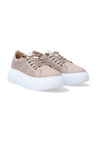 Beige Leder-Sneaker mit weißen Gummiplattformsohlen, ausgestattet mit perforierten Seiten sowie silberfarbenen Ösen und Akzenten. Schnürsenkel sind enthalten.