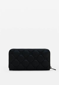 Portafoglio in pelle nera con texture trapuntata e motivo stampato. Presenta una chiusura con zip e forma rettangolare.