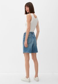 s.Oliver MIT WASCHUNG - Jeans Shorts - ozeanblau