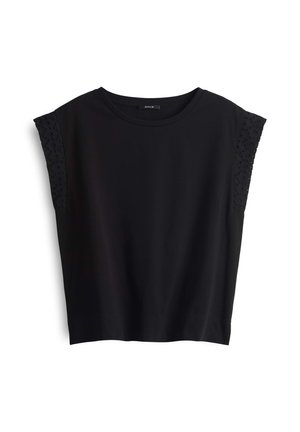 Haut noir à manches courtes avec un col rond. Tissu doux avec des accents brodés texturés sur les épaules. Coupe décontractée, sans fermetures.