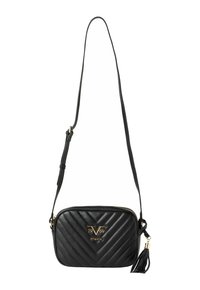 Schwarze, gesteppte Umhängetasche mit goldenen Beschlägen, die über ein Logo-Detail und einen Quastenakzent verfügt. Verstellbarer Riemen und Reißverschlussverschluss.