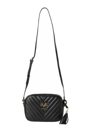 Zwarte gewatteerde crossbodytas met gouden hardware, met een logo-detail en een kwastaccent. Verstelbare schouderband en ritssluiting.