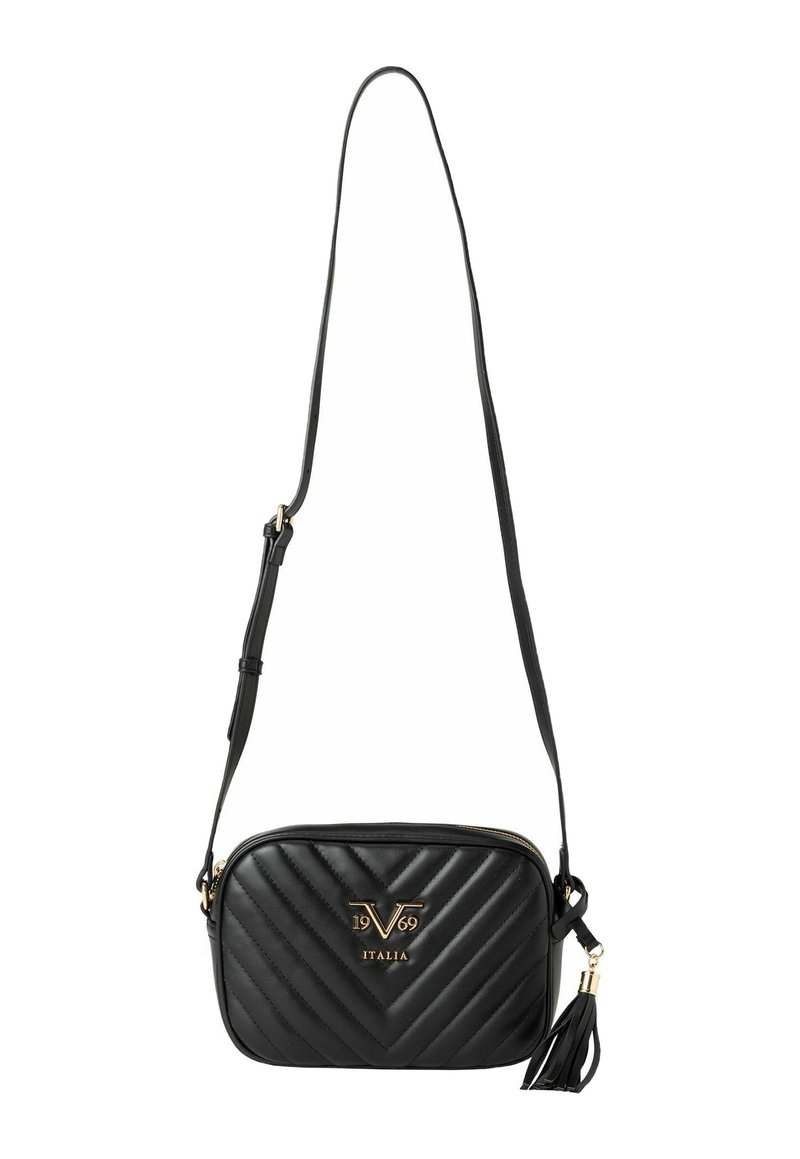 Schwarze, gesteppte Umhängetasche mit goldenen Beschlägen, die über ein Logo-Detail und einen Quastenakzent verfügt. Verstellbarer Riemen und Reißverschlussverschluss.