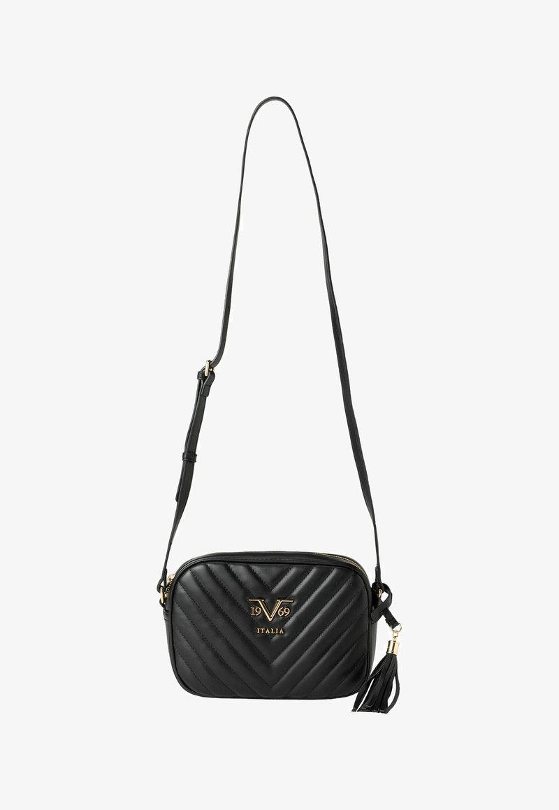 Schwarze, gesteppte Umhängetasche mit goldenen Beschlägen, die über ein Logo-Detail und einen Quastenakzent verfügt. Verstellbarer Riemen und Reißverschlussverschluss.