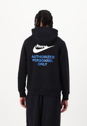 Hoodie noir en coton, avec un grand logo Nike blanc et le texte bleu "PERSONNEL AUTORISÉ UNIQUEMENT" au dos. Tissu doux, coupe décontractée.