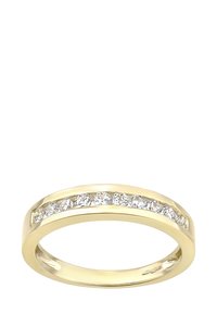 Zlatna prsten s kutnim dizajnom, sa redom sjajnih prozirnih kamenčića postavljenih u sredini. Glatka, polirana površina.