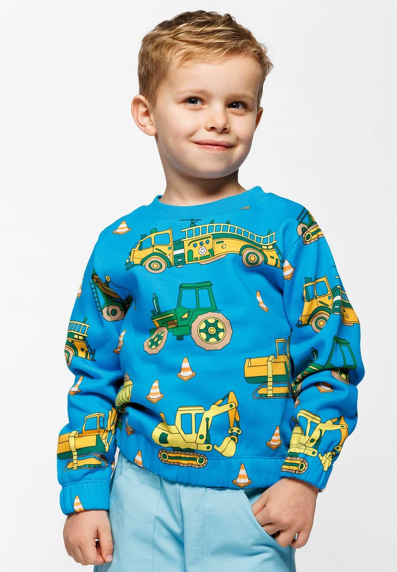 Sudadera azul con patrones de vehículos de construcción en amarillo y verde, que incluyen tractores y excavadoras, con puños elásticos para un ajuste ceñido.