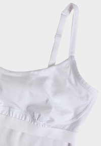 Witte tanktop van zacht materiaal, met verstelbare bandjes, een ronde halslijn en subtiele plooien bij de buste.