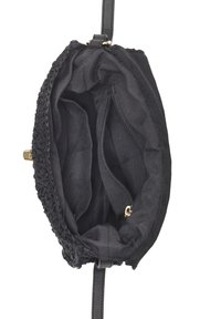 Schwarze Handtasche mit gewebter Außenseite, Reißverschlussfächern und einem strukturierten Stofffutter. Verfügt über einen dünnen schwarzen Riemen und goldene Hardware-Akzente.