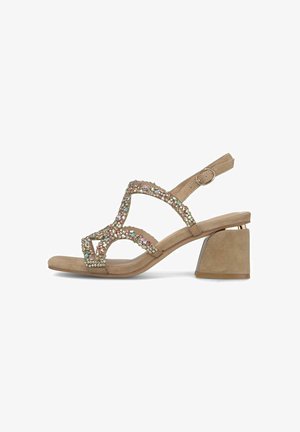 Beige suède sandalen met blokhak, slingbackriem en meerkleurige steentjes op de gekruiste banden.