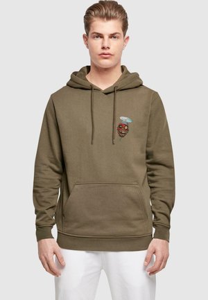 Olivgrüner Hoodie aus weicher Baumwolle mit einer Vordertasche, ausgestattet mit einem bunten Skull-Graphic auf der linken Brust und einer verstellbaren Kapuze mit Kordelzug.