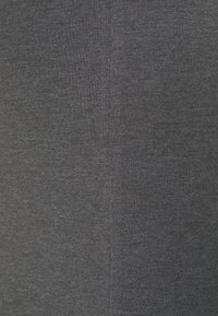 Tessuto di stoffa grigia con una fine texture a righe; morbido ed elastico, ideale per abbigliamento aderente. Colore uniforme con sottili variazioni.