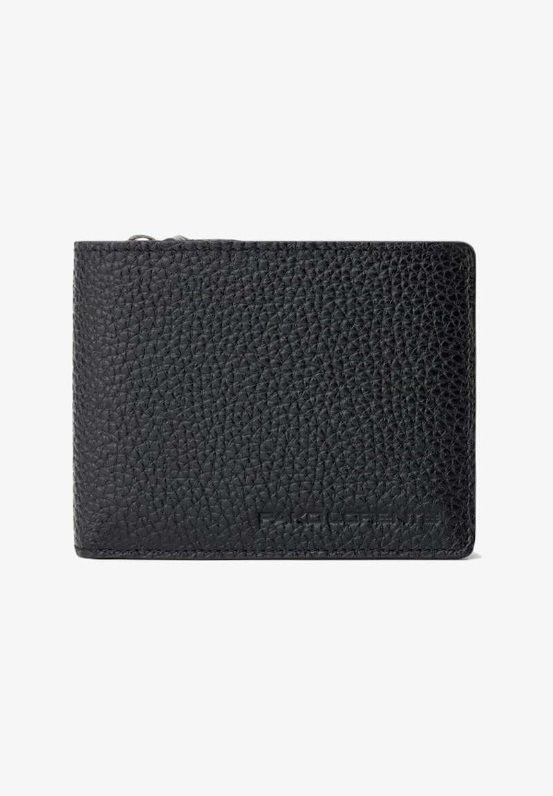 Czarny skórzany portfel o teksturowanej powierzchni, kompaktowym prostokątnym kształcie i wytłoczonym logo z przodu.