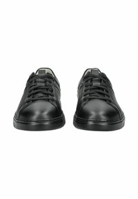 Černé kožené tenisky s hladkým povrchem, kulatou špičkou a kontrastním prošíváním. Šňůrky a síťové boční panely zajišťují prodyšnost.