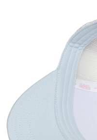 Casquette de baseball bleu clair montrant le bord incurvé, les détails de couture et l'intérieur en maille blanche.