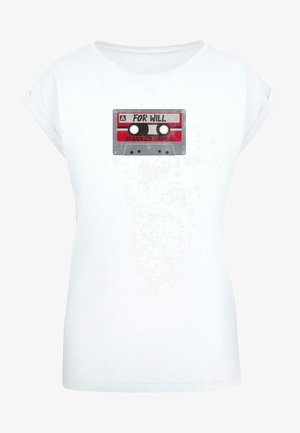 Fehér, rövid ujjú póló, amelyen egy piros kazetta grafikája látható, rajta a "FOR WILL" és a "STRANGER THINGS" felirattal. Kényelmes fazon, pamut anyagból készült.