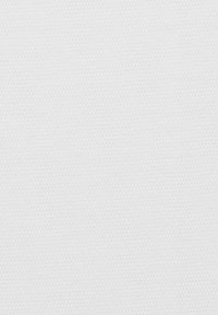 Weißer strukturierter Stoff mit einer feinen, gleichmäßigen Webart, die eine weiche, glatte Oberfläche schafft. Keine sichtbaren Muster oder Akzente vorhanden.