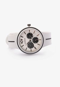 Reloj de silicona blanca con una esfera redonda plateada, tres subesferas negras y acentos negros. Presenta marcadores de hora metálicos y una corona.