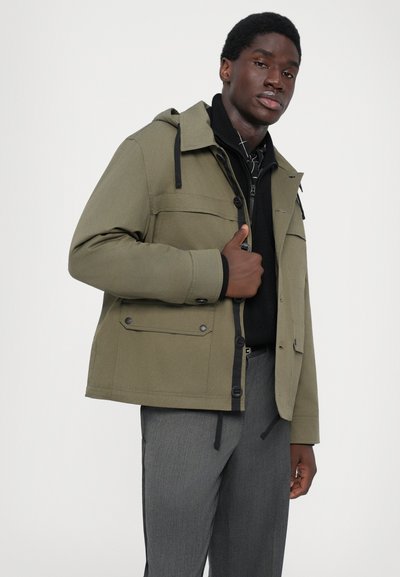 Olivgrüne Jacke mit strukturiertem Design, ausgestattet mit einer Kapuze, Fronttaschen und schwarzen Akzenten. Der Stoff wirkt glatt und hat eine lässige Passform.