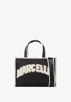 Sac cabas noir avec des accents blancs en peluche et le texte du logo "MARCELLIS" brodé en crème. Comprend des poignées courtes et une forme rectangulaire.