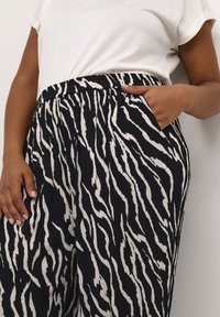 Kaffe Curve KCDALA AMI  - Auduma bikses - black   antique zebra print